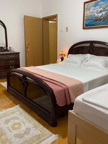 乌尔齐尼Guest House Nuhii的一间带两张床和梳妆台的卧室