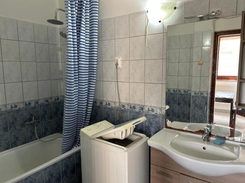 德布勒森M35 4s Debrecen Apartman的浴室配有盥洗盆、卫生间和浴缸。