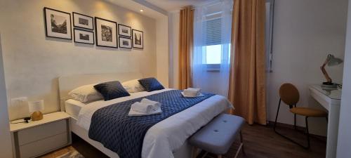 里耶卡QR Apartment for Family, Couples, and Friends stay in Rijeka的一间卧室配有一张床,上面有两条毛巾