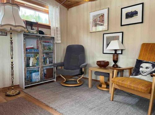 莫尔德Frittliggende hytte i flott turterreng的客厅配有椅子和书桌