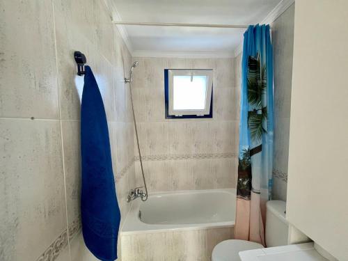 奥尔索拉Casa la Pardela的浴室配有白色浴缸和卫生间。