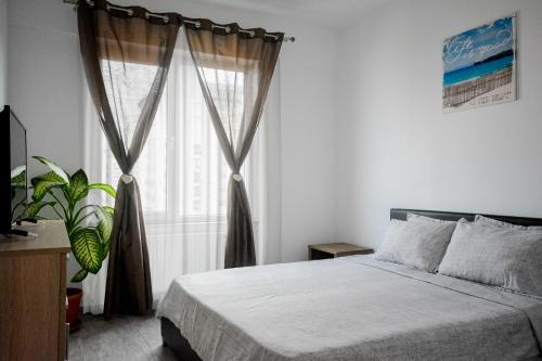 北马马亚-讷沃达里Sea View Apartment的一间卧室设有一张床和一个窗口