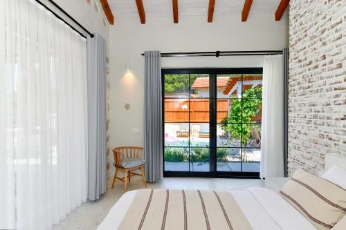 费特希耶Sojoy Villa Allure的卧室配有白色的床和砖墙