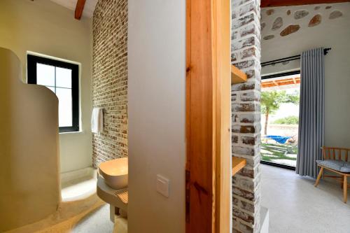 费特希耶Sojoy Villa Allure的一间带水槽和砖墙的浴室