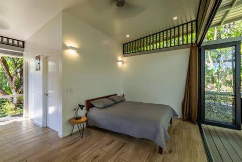 萨玛拉Nangu lodge的一间卧室设有一张床和一个大窗户