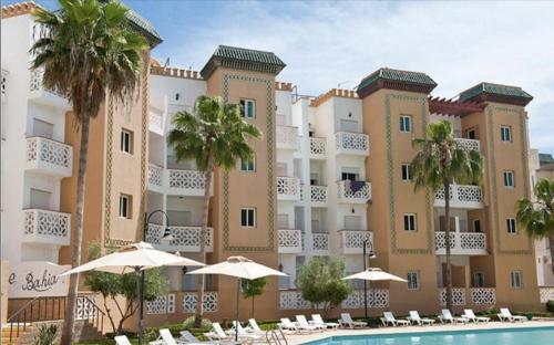 穆罕默迪耶Résidence Al Kawtar- Mansouria Mohammedia的大楼前设有游泳池的酒店