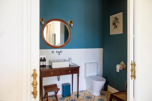 MoiàBell Plançó B&B的一间带卫生间、水槽和镜子的浴室