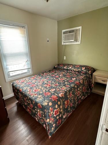 希塞德高地Shore Beach Houses - 43A Lincoln Ave的一间卧室配有一张带花卉床罩的床
