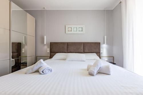 VisočaneKristina holiday home with private swimmingpool的卧室配有一张带两个枕头的大白色床