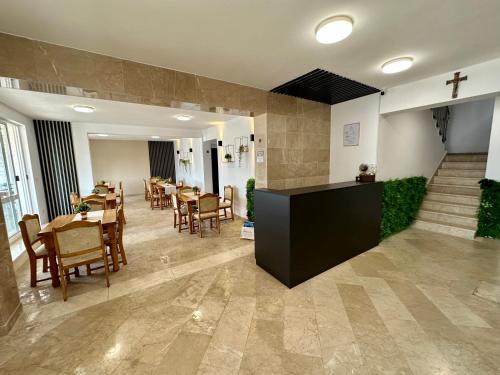 特罗吉尔Hotel Buenavista Beach House Trogir的餐厅设有1间带桌椅的用餐室