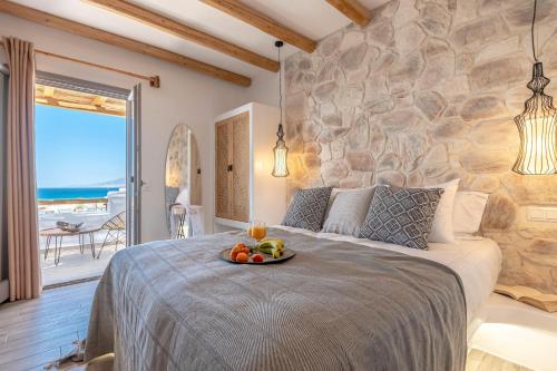 阿吉奥斯普罗科皮奥斯Naxos Contelibro的一间卧室配有一张床,上面有水果盘