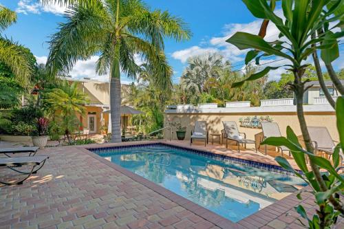 威尼斯Banyan House Vacation Rentals的一个带椅子的游泳池,棕榈树