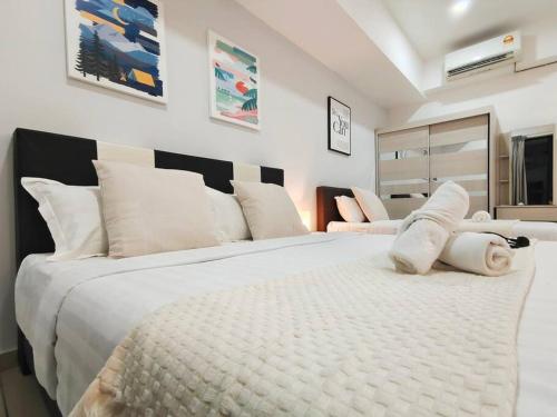 大山脚【NEW】Modern Comfort Studio@Juru Sentral Icon City的卧室配有两张白色大床和白色枕头