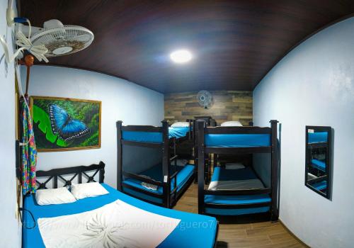 托尔图格罗Hostel Tortuguero 7BackPackers的一间房间,设有三张双层床
