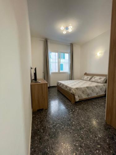 萨沃纳Due passi dal mare的一间卧室设有一张床和一个窗口