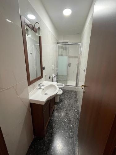 萨沃纳Due passi dal mare的一间带水槽、卫生间和镜子的浴室
