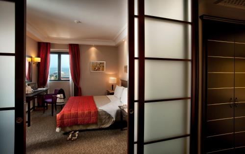 卡利亚里雷吉纳玛格丽塔酒店的酒店客房,配有一张带红色毯子的床