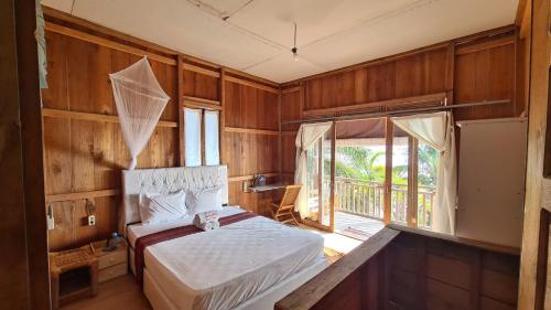 EkasPanorama Ekas的一间卧室设有一张床和一个大窗户