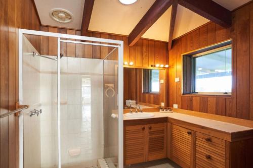 勒弗戴尔万丹谷乡村民宿的带淋浴和盥洗盆的浴室