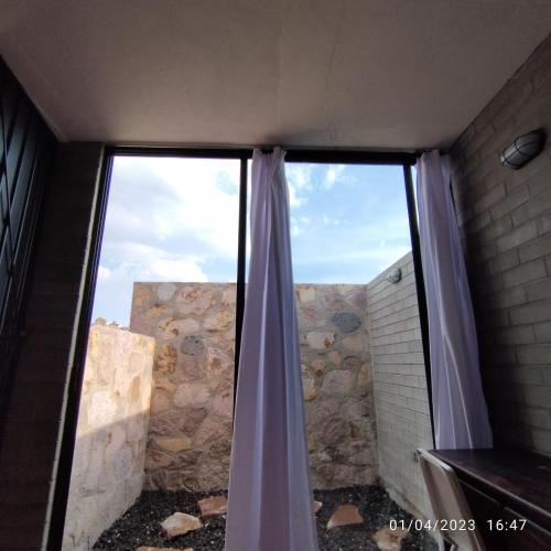 瓜纳华托Hab Sencilla en casa Pera的窗户,有窗帘