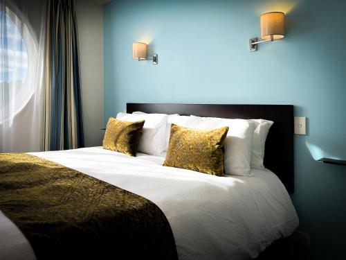 纳尔逊纳尔逊比奇斯汽车旅馆的一间卧室配有一张带黄色枕头的大床