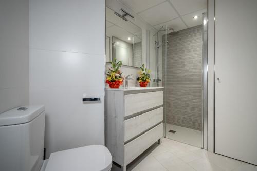 罗萨斯Inmosantos Oasis F5的浴室配有卫生间、盥洗盆和淋浴。