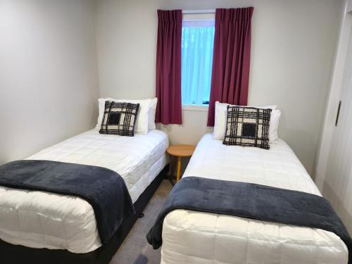 惠灵顿U Suites on Rongotai Rd的小型客房 - 带2张床和窗户