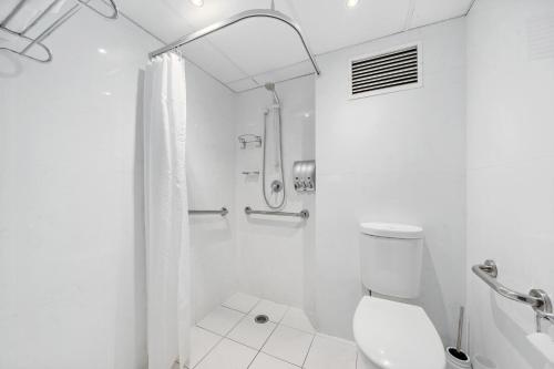 堪培拉麦卢卡公园服务公寓的带淋浴和卫生间的白色浴室