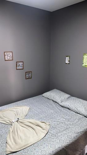 坦加拉-达塞拉Tangará da Serra的一间卧室配有两张带枕头的床。
