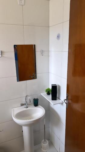 坦加拉-达塞拉Tangará da Serra的白色的浴室设有水槽和镜子