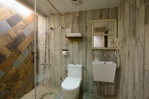 花莲市花莲洄澜窝青年旅舍的一间带卫生间和淋浴的浴室