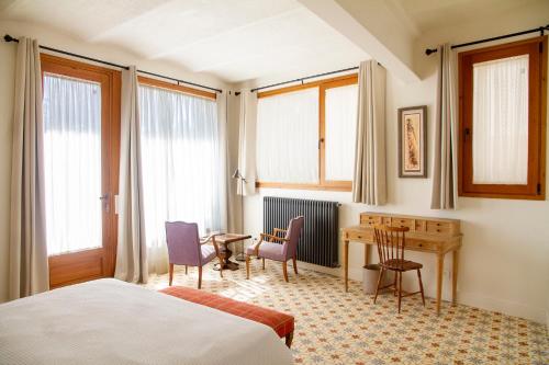 MoiàBell Plançó B&B的酒店客房,配有一张床、一张桌子和椅子