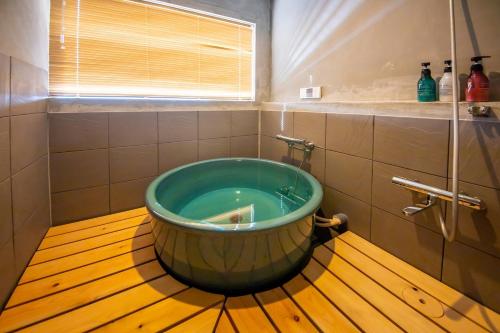 千葉地域ランキング1位獲得の贅沢な貸別荘全4棟的带窗户的浴室内的大浴缸