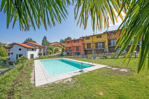 拉韦诺Cottage Del Lago - Happy Rentals的一座位于庭院内的游泳池,其建筑背景为: