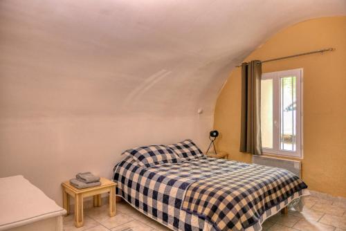 戈尔德Village house of Jean的一间卧室配有一张带 ⁇ 子毯子的床