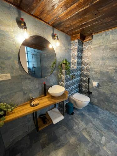 康斯坦察Tomis’ Dreams的一间带水槽、镜子和卫生间的浴室