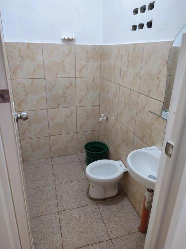 CapulCapul Beach Resort的一间带卫生间和水槽的浴室