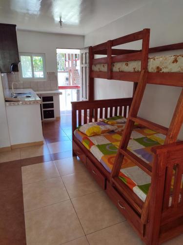 CapulCapul Beach Resort的一间带双层床的卧室和一间厨房