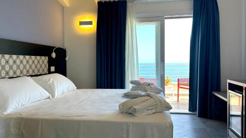 卡斯特尔萨多Primaguadia Luxury Villa的一间卧室设有一张床,享有海景