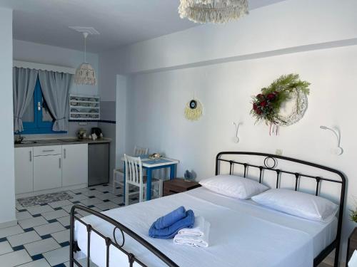 弗伊尼基昂GIAVASI SEASIDE FINIKI的一间带白色床的卧室和一间厨房