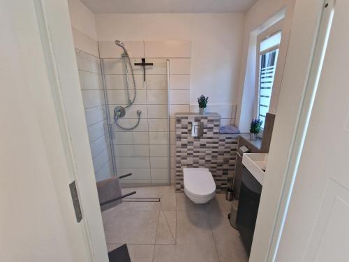 齐罗# Urlaubsreif的带淋浴、卫生间和盥洗盆的浴室
