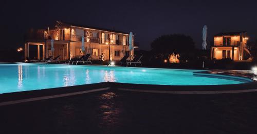 马尔扎梅米Carrua的夜间在房子前面的游泳池