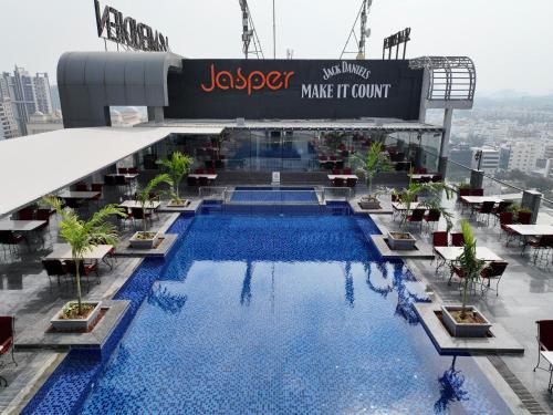 海得拉巴Le Meridien Hyderabad的享有大楼顶部游泳池的景色