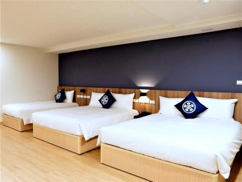 台南河乐文旅的蓝色墙壁客房的两张床