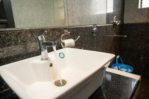 马普萨RONNE'S VILLA De SOL-3BHK LUXURY VILLA In Assagaon的浴室设有白色水槽和镜子
