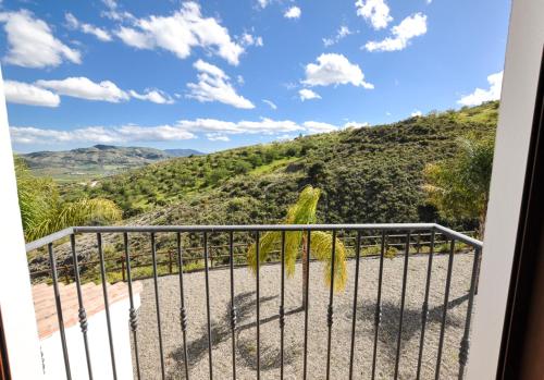 阿洛拉El Capricho Villa Rural Caminito del Rey的阳台享有山丘美景。