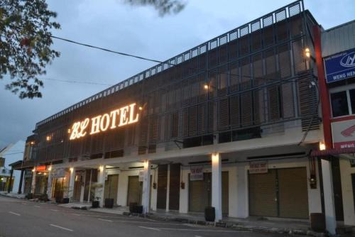 怡保JQ BL Hotel, Ipoh的一座大建筑,上面有读眼酒店的标志