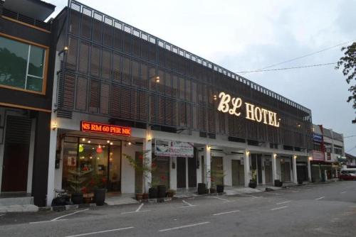怡保JQ BL Hotel, Ipoh的街道边与酒店同建的建筑