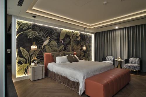 中和美丽殿精品旅馆-中和馆的一间卧室设有一张大床和一堵植物墙