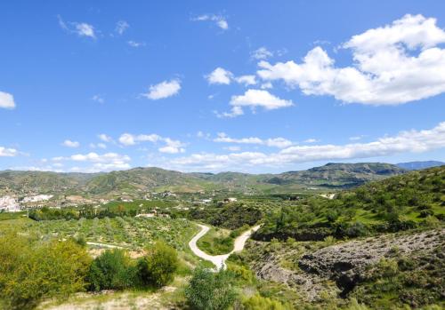 阿洛拉El Capricho Villa Rural Caminito del Rey的山丘上一条山路,山地背景